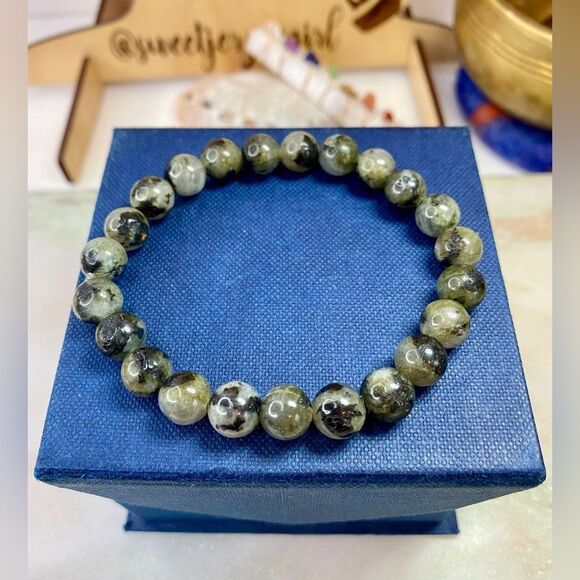 Handmade Gray Labradorite Gemstone Bead Stretch Bracelet - Picture 1 of 9